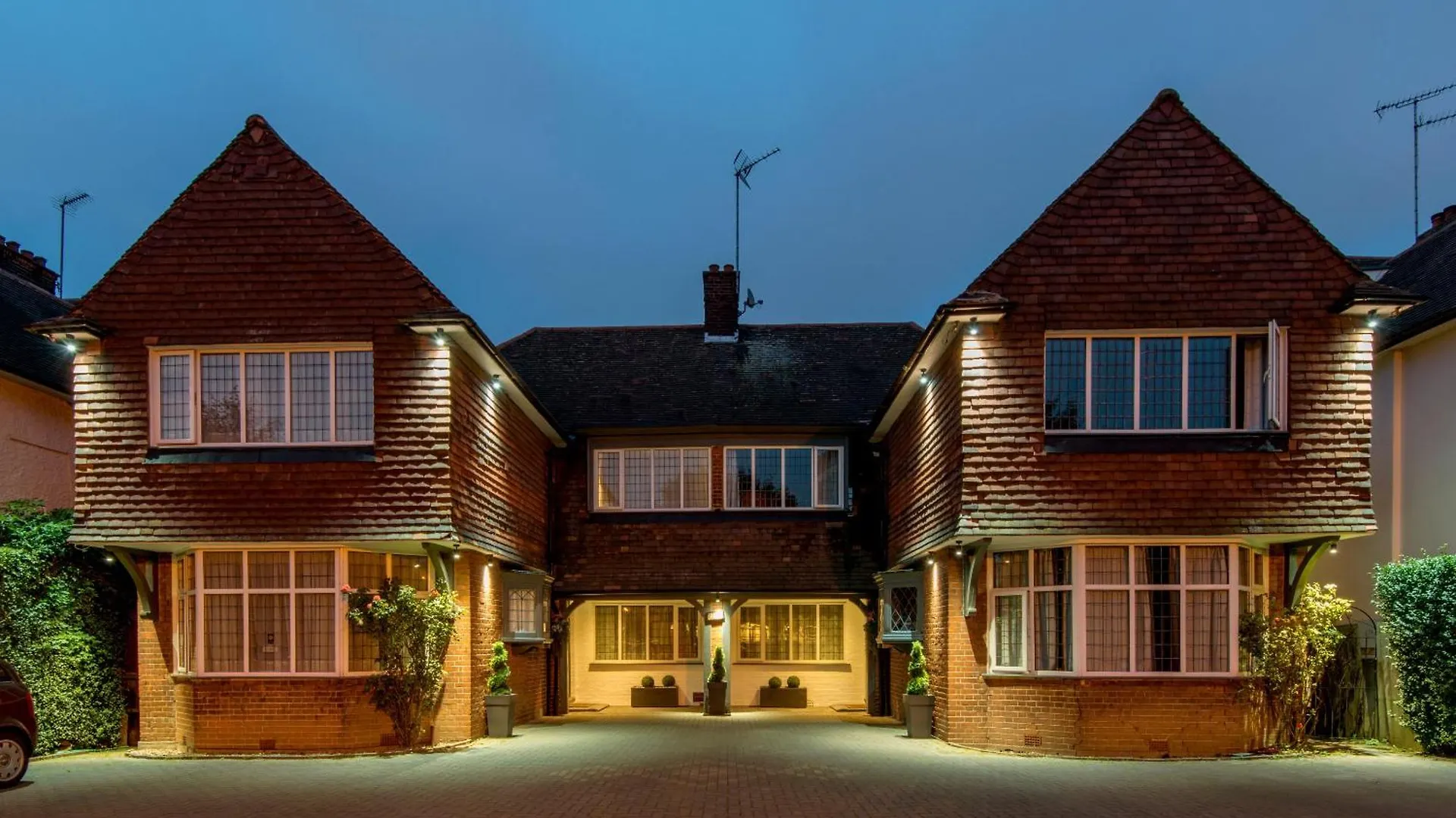 Where to Stay Near Westminster Abbey: 5 Best 4-Star Hotels
