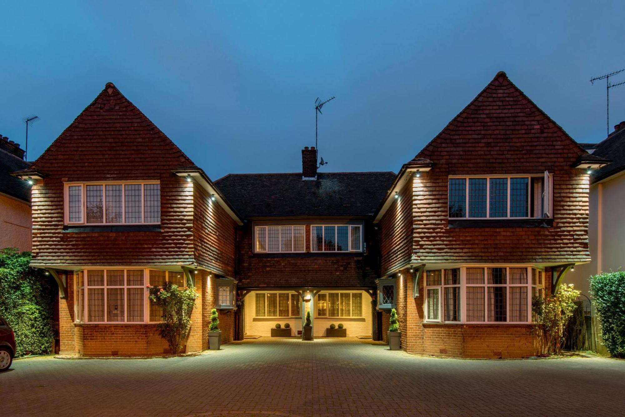 Where to Stay Near Westminster Abbey: 5 Best 4-Star Hotels